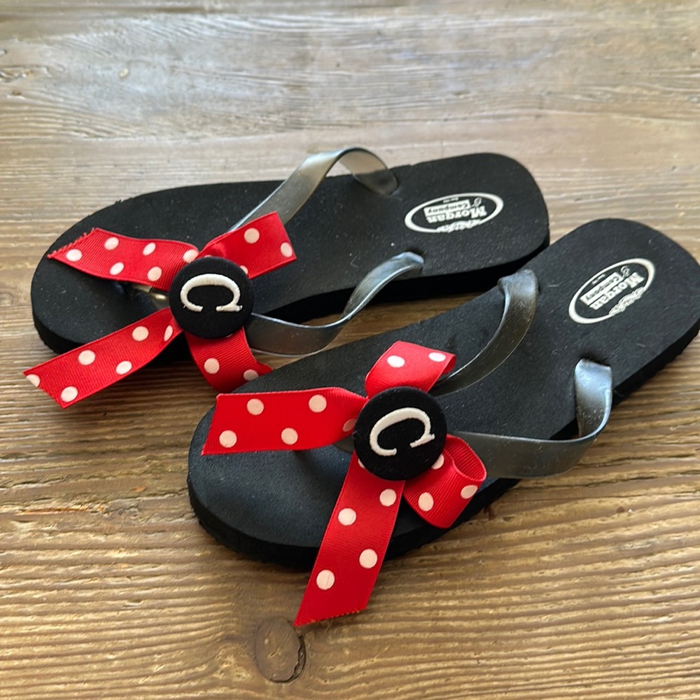 Black & Red Vinyl Monogrammed C Flip Flops by Morgan & Co Size 7/8